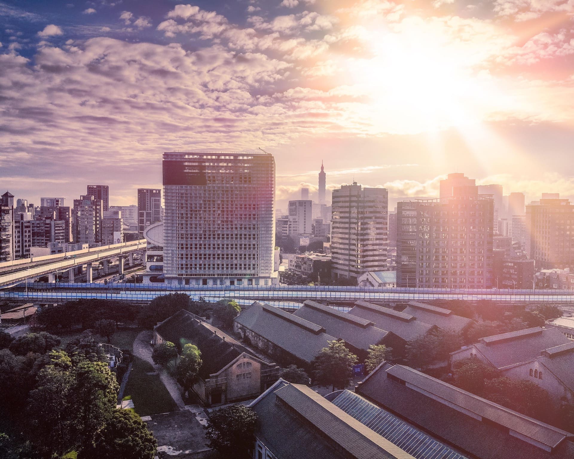 強烈な朝日で目を覚ます