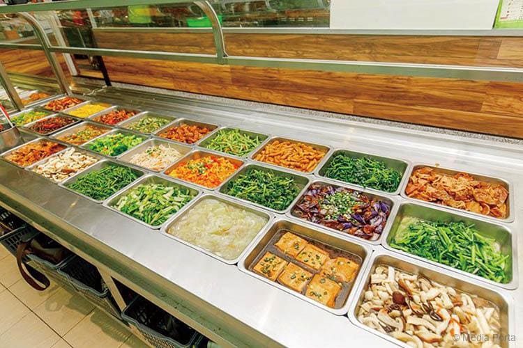 各自のリズムで夕食・シャワー